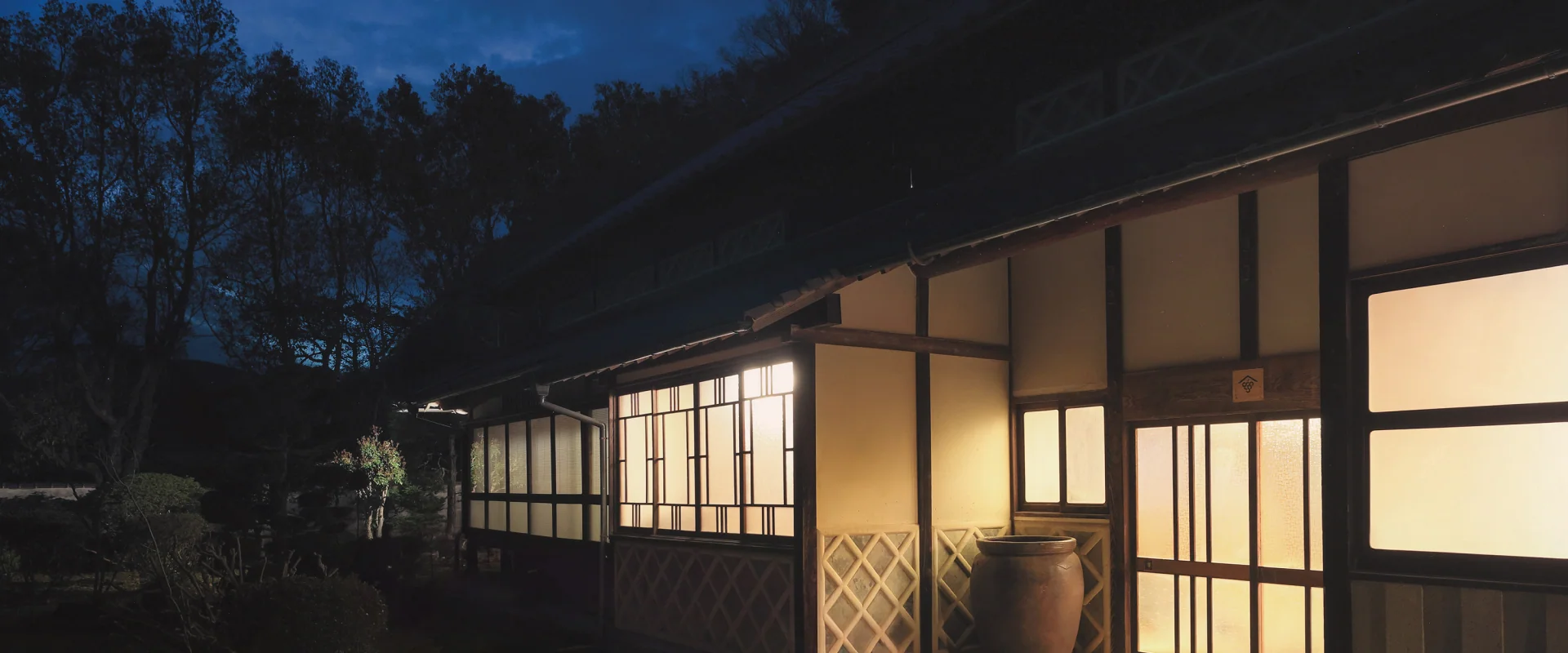 夜の外観